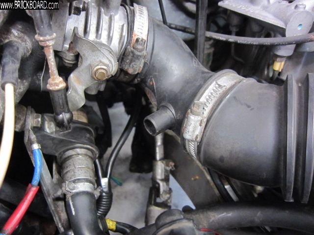 Volvo 900 -- engine bay of 940 - missing hose?