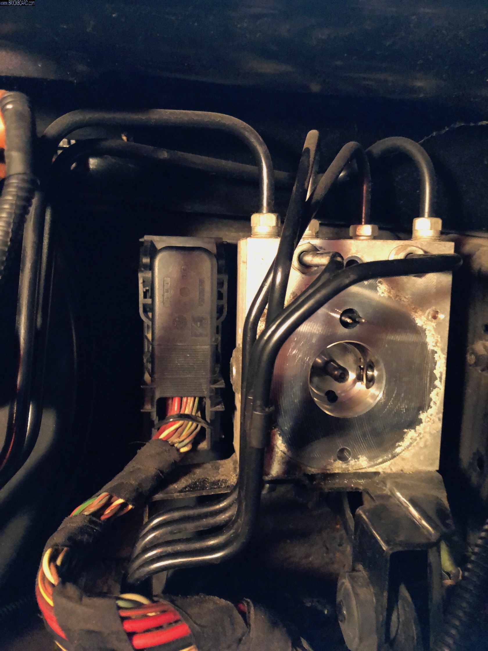 Volvo V50 -- V50 removal/repair of ABS electronics module
